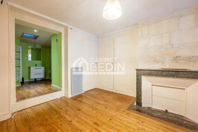 Дневна соба; дрвени под, камин