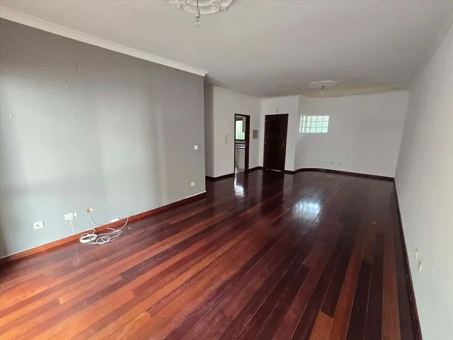 Salón; suelo de madera, luz natural