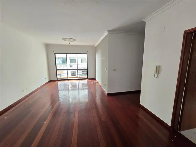 Salón; suelo de madera, luz natural, vista