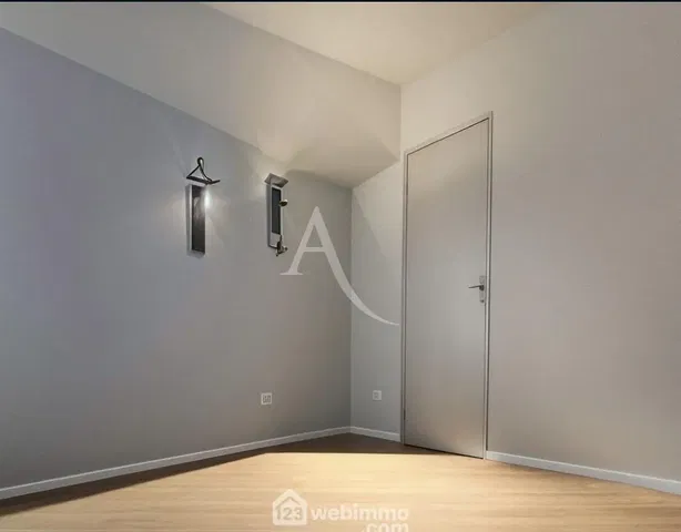 Chambre; parquet, lumière naturelle