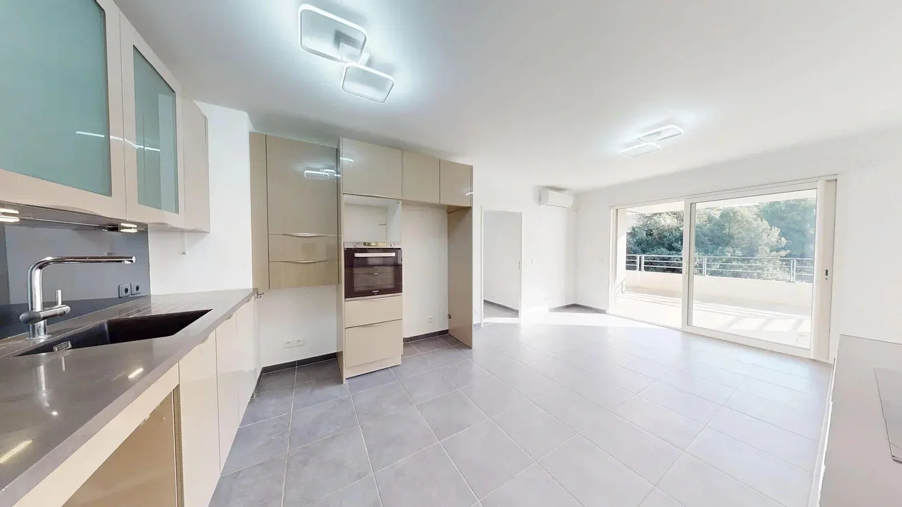 Mutfak; mutfak aletleri, doğal ışık, fayans zemin, manzara