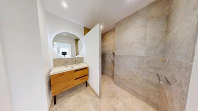Banyo; fayans zemin, tadilatlı, doğal ışık