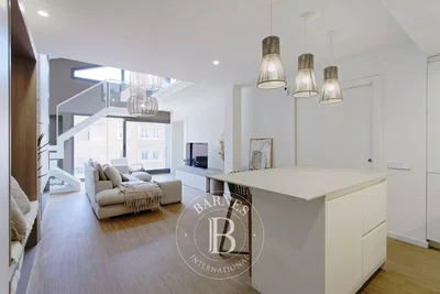 Woonkamer; uitzicht, moderne stijl, natuurlijk licht, houten vloer
