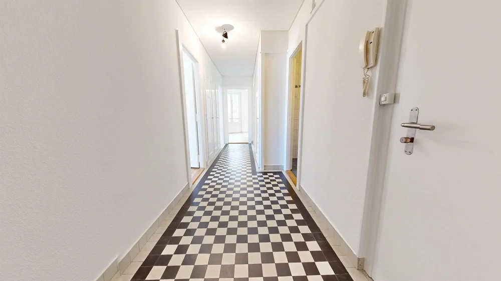 Garderobe; fliesenboden, tageslicht