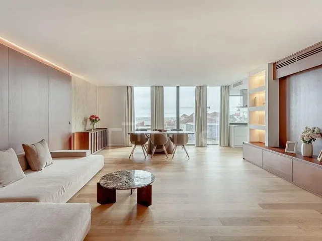 Obývací pokoj; výhled, dřevěná podlaha, přirozené světlo, moderní styl