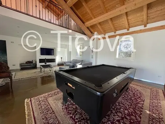 Living room; wood beams, natural light, modern style