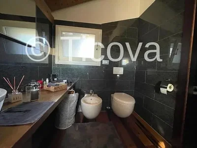 Toilette; fliesenboden, renovierungsbedürftig