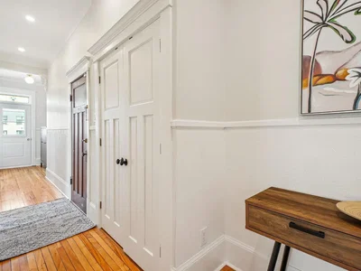 Vestiaire; parquet, lumière naturelle