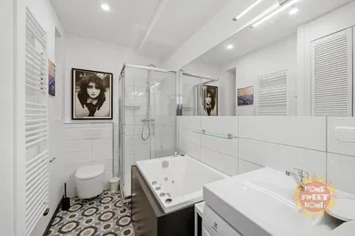 Badezimmer; fliesenboden, tageslicht, renoviert