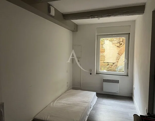 Quarto; vigas de madeira, luz natural, estilo moderno