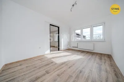 Obývací pokoj; dřevěná podlaha, přirozené světlo, po rekonstrukci