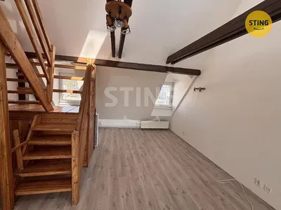 Kinderkamer; houten vloer, natuurlijk licht