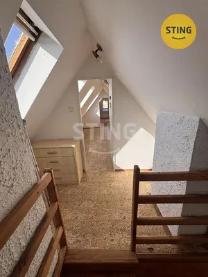 Kinderkamer; natuurlijk licht, houten vloer