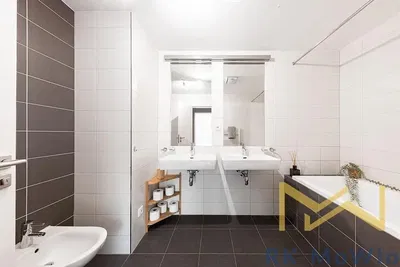 Badezimmer; fliesenboden, renoviert, tageslicht, moderner stil