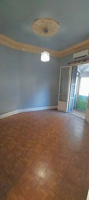 Yatak odası; doğal ışık, ahşap zemin