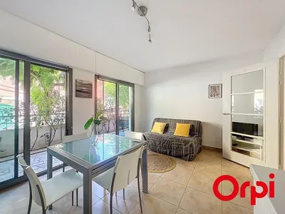 Oturma odası; fayans zemin, manzara, doğal ışık