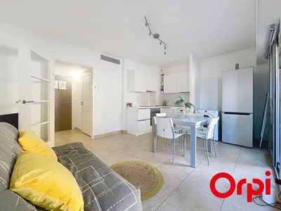 Oturma odası; fayans zemin, doğal ışık