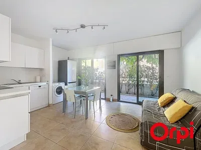 Oturma odası; fayans zemin, manzara, mutfak aletleri