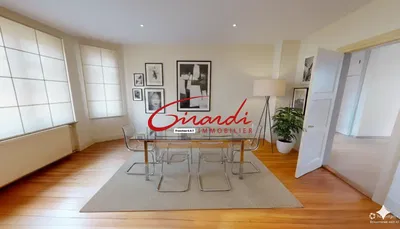 Oturma odası; ahşap zemin, doğal ışık