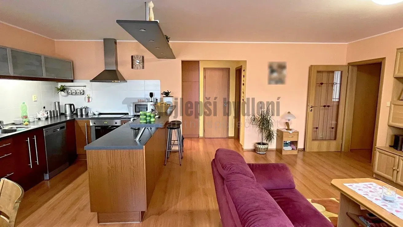 Keuken; keukenapparatuur, houten vloer, natuurlijk licht, moderne stijl