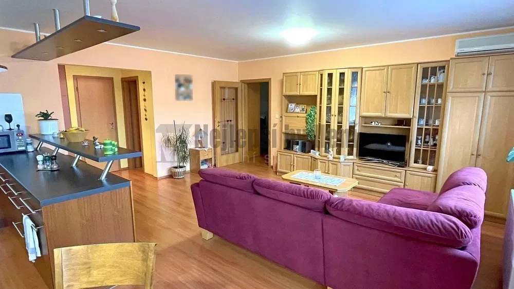 Woonkamer; uitzicht, houten vloer, natuurlijk licht, moderne stijl