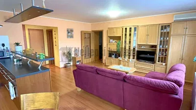 Woonkamer; uitzicht, houten vloer, natuurlijk licht, moderne stijl