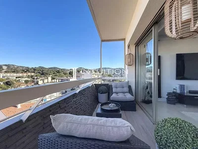 Balcón; vista, estilo moderno