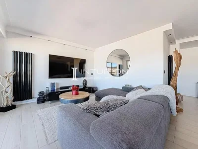 Salón; estilo moderno, suelo de madera, luz natural