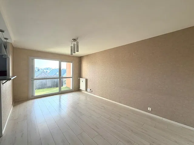 Дневна соба; поглед, плочице, природно светло