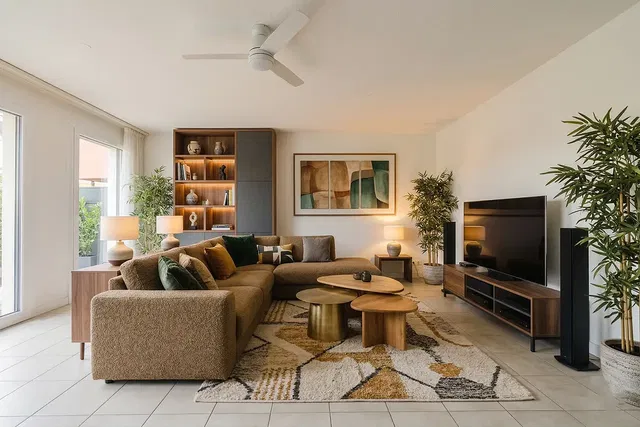 Soggiorno; pavimento in piastrelle, luce naturale, stile moderno