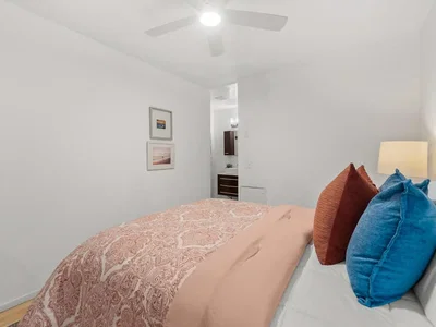 Ložnice; přirozené světlo, moderní styl