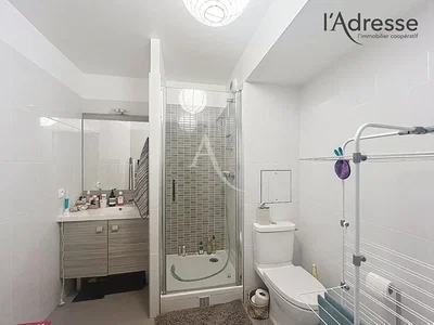Badezimmer; fliesenboden, tageslicht, renoviert, moderner stil