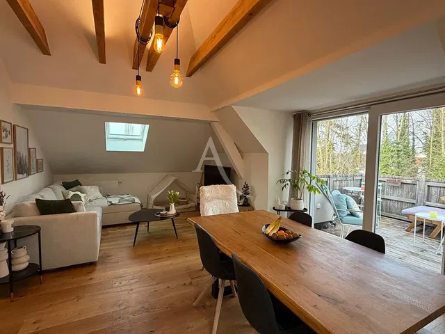 Wohnzimmer; holzboden, holzbalken, tageslicht, moderner stil