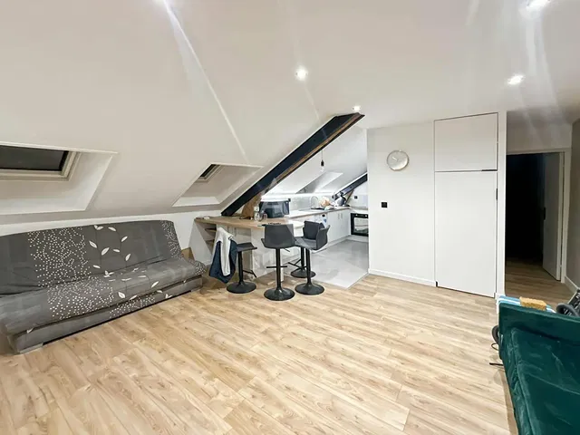 Salon; podłoga drewniana, światło dzienne