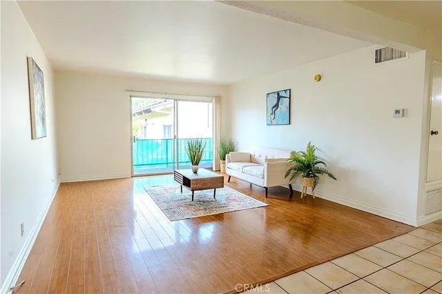 Salón; suelo de madera, luz natural, estilo moderno, vista