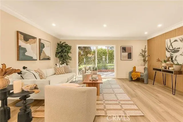 Oturma odası; doğal ışık, modern stil, ahşap zemin