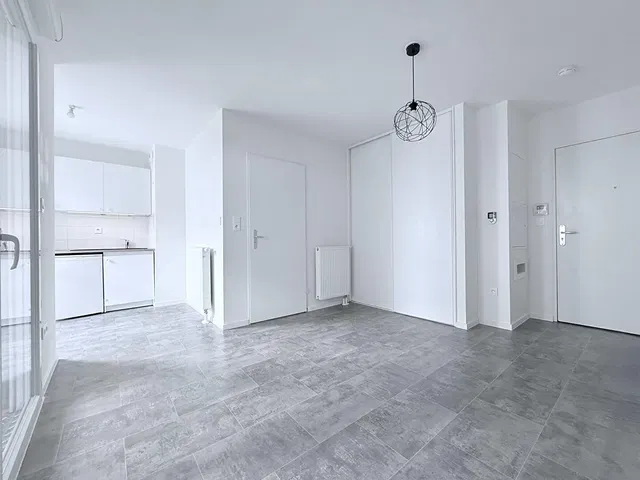 Salón; suelo de baldosas, luz natural, renovado