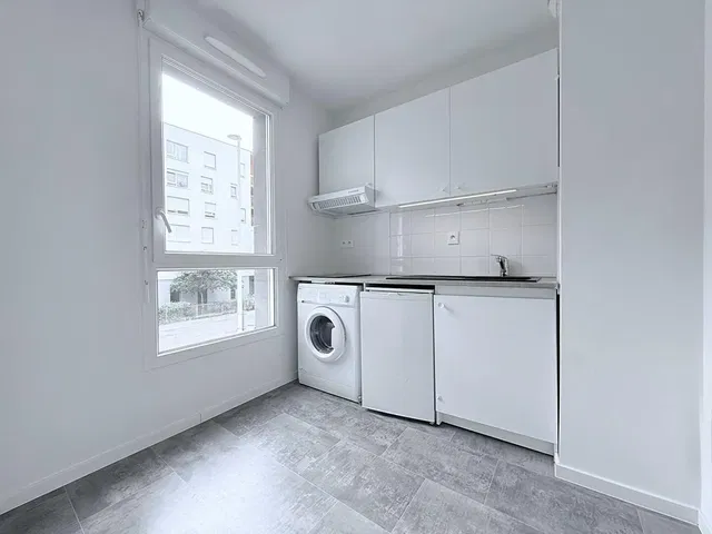 Cocina; vista, electrodomésticos, suelo de baldosas, luz natural