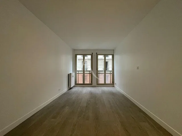 Salón; suelo de madera, luz natural, vista