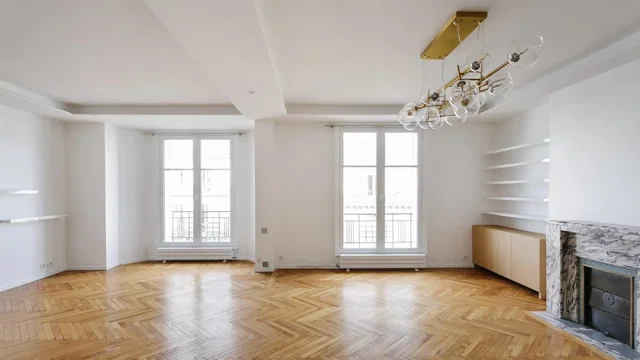 Obývací pokoj; dřevěná podlaha, krb, přirozené světlo, moderní styl