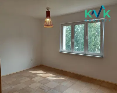 Salon; carrelage, lumière naturelle, vue