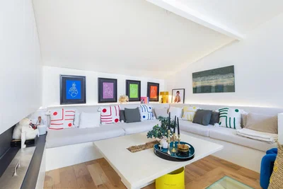 Woonkamer; moderne stijl, houten vloer, natuurlijk licht