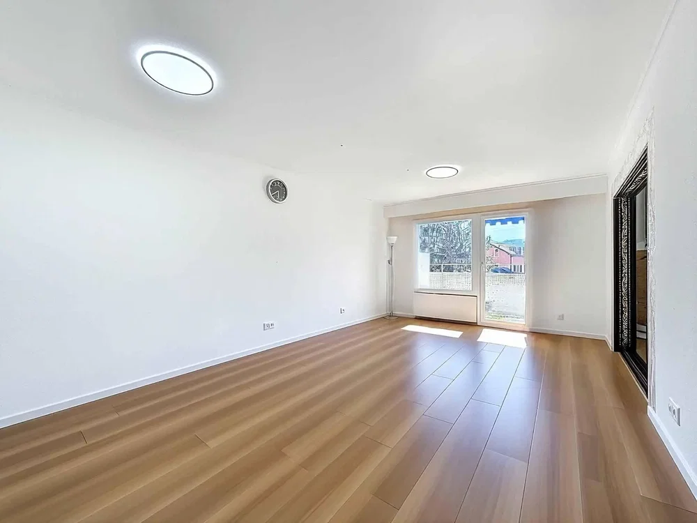 Wohnzimmer; tageslicht, holzboden