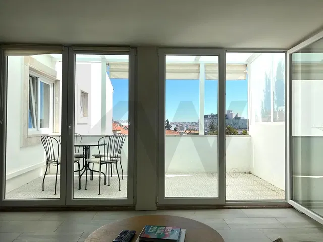 Oturma odası; manzara, fayans zemin, doğal ışık