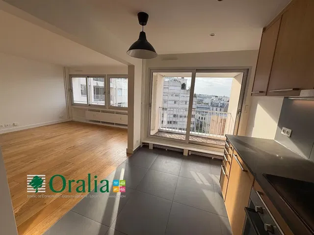 Kuchnia; widok, podłoga z płytek, podłoga drewniana, światło dzienne