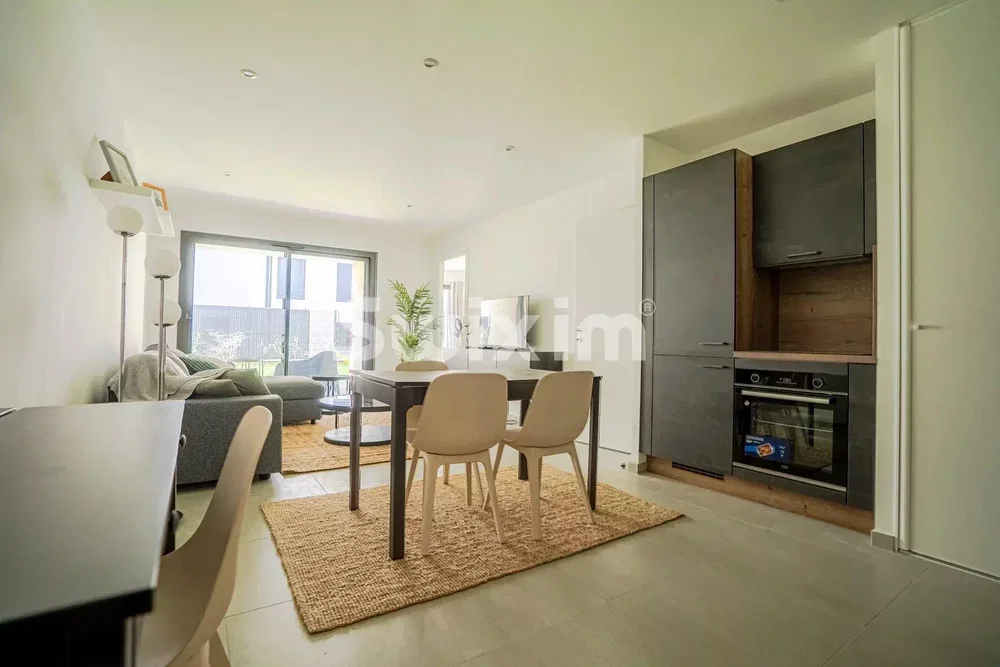 Küche; küchengeräte, tageslicht, moderner stil, fliesenboden