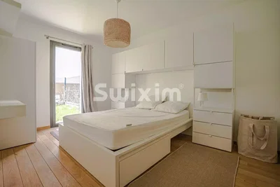 Schlafzimmer; holzboden, tageslicht, moderner stil