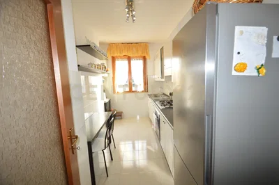 Mutfak; mutfak aletleri, fayans zemin, doğal ışık, modern stil