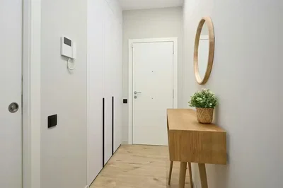 Vestiyer; ahşap zemin, modern stil, doğal ışık