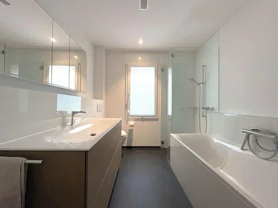 Badezimmer; tageslicht, fliesenboden, renoviert